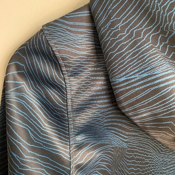 Under Armour Youth Black/Blue Wave Line Design Athletic Pullover Hoodie Size YXL - Picture 5 of 13